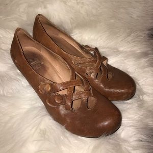 Crown vintage brown leather strapped heels